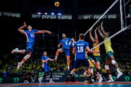 how many players are there in a volleyball team